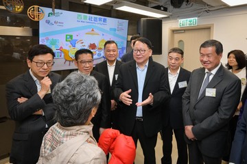 政务司司长陈国基今日（四月二十七日）出席西环社区客厅开幕典礼。图示陈国基（右四）参观社区客厅设施，并与用户交流。