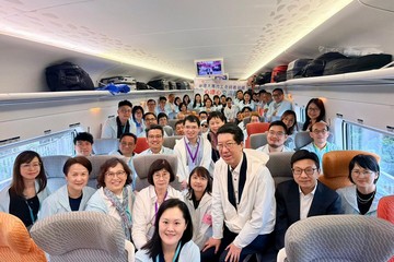 劳工及福利局局长孙玉菡今日（四月二十八日）参与香港大专社工老师看祖国——「心连心」广州交流团。图示孙玉菡（前排右二）、心连心学院院长谭赣兰教授（前排左四）及社会福利署署长杜永恒（前排右三）与参加者在往广州的高铁上合照。