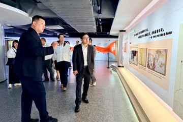 劳工及福利局局长孙玉菡今日（四月二十八日）参与香港大专社工老师看祖国——「心连心」广州交流团。图示孙玉菡（右一）及社会福利署署长杜永恒（右二）参观海心沙志愿服务主题展示馆。