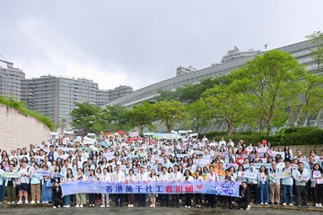 劳工及福利局局长孙玉菡今日（五月十八日）为香港万千社工看祖国——「心连心」佛山高铁交流团启动礼主礼。图示孙玉菡（前排右六）、劳工及福利局常任秘书长刘焱（前排右七）、社会福利署署长杜永恒（前排右五）、中央人民政府驻香港特别行政区联络办公室社会工作部处长陈子明（前排左七）、香港社福界心连心大行动副主席、心连心学院院长谭赣兰教授（前排左六）及其他嘉宾与参加者合照。