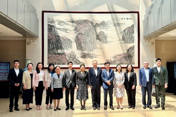 The Secretary for Labour and Welfare, Mr Chris Sun, today (May 28) concluded his three-day visit to Beijing. The Permanent Secretary for Labour and Welfare, Ms Alice Lau; the Director of Social Welfare, Mr Edward To; and the Commissioner for Labour, Mr Sam Hui, also joined the visit. Photo shows Mr Sun (fifth right), Ms Lau (fourth right), and Mr Hui (sixth left) with the Executive Vice-President and Secretary-General of the China Enterprise Confederation, Mr Zhu Hongren (sixth right), today.