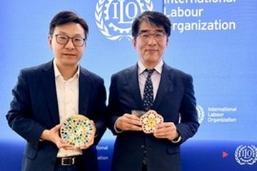 The Secretary for Labour and Welfare, Mr Chris Sun, today (May 28) concluded his three-day visit to Beijing. The Permanent Secretary for Labour and Welfare, Ms Alice Lau; the Director of Social Welfare, Mr Edward To; and the Commissioner for Labour, Mr Sam Hui, also joined the visit. Photo shows Mr Sun (left) presenting a souvenir made by persons with disabilities in Hong Kong to the Director of the International Labour Organization Country Office for China and Mongolia, Dr Lee Changhee (right), today.