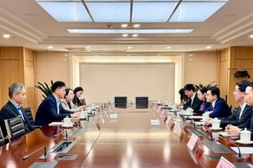 The Secretary for Labour and Welfare, Mr Chris Sun, today (May 28) concluded his three-day visit to Beijing. The Permanent Secretary for Labour and Welfare, Ms Alice Lau; the Director of Social Welfare, Mr Edward To; and the Commissioner for Labour, Mr Sam Hui, also joined the visit. Photo shows Mr Sun (third right), Ms Lau (fourth right), Mr To (second right), and Mr Hui (fifth right) meeting with the Director General of the Department of Outward Investment and Economic Cooperation of the Ministry of Commerce, Mr Zhao Chunfeng (second left), on May 26 to exchange views on labour issues.