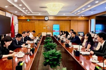 The Secretary for Labour and Welfare, Mr Chris Sun, today (May 28) concluded his three-day visit to Beijing. The Permanent Secretary for Labour and Welfare, Ms Alice Lau; the Director of Social Welfare, Mr Edward To; and the Commissioner for Labour, Mr Sam Hui, also joined the visit. Photo shows Mr Sun (third right), Ms Lau (second right), Mr To (fourth right), and Mr Hui (first right) meeting with Secretary of the Secretariat of the All-China Federation of Trade Unions Mr Wang Junwei (third left), on May 26 to strengthen ties of both sides on issues related to labour affairs.