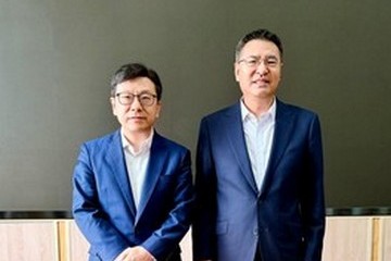 The Secretary for Labour and Welfare, Mr Chris Sun, today (May 28) concluded his three-day visit to Beijing. The Permanent Secretary for Labour and Welfare, Ms Alice Lau; the Director of Social Welfare, Mr Edward To; and the Commissioner for Labour, Mr Sam Hui, also joined the visit. Photo shows Mr Sun (left) with the Director General of the General Office (Department of International Cooperation) of the Ministry of Civil Affairs, Mr Liu Xitang (right), after a meeting yesterday (May 27). During the meeting, Mr Sun introduced the policies and work by the Hong Kong Special Administrative Region Government on social welfare including poverty alleviation and elderly care.