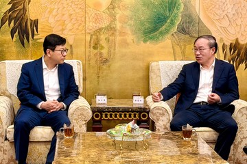 The Secretary for Labour and Welfare, Mr Chris Sun, today (May 28) concluded his three-day visit to Beijing. The Permanent Secretary for Labour and Welfare, Ms Alice Lau; the Director of Social Welfare, Mr Edward To; and the Commissioner for Labour, Mr Sam Hui, also joined the visit. Photo shows Mr Sun (left) meeting with Vice Minister of Human Resources and Social Security Mr Yu Jiadong (right) yesterday (May 27), sharing the Hong Kong Special Administrative Region Government