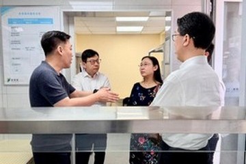 The Secretary for Labour and Welfare, Mr Chris Sun, today (May 28) concluded his three-day visit to Beijing. The Permanent Secretary for Labour and Welfare, Ms Alice Lau; the Director of Social Welfare, Mr Edward To; and the Commissioner for Labour, Mr Sam Hui, also joined the visit. Photo shows Mr Sun (second left), Ms Lau (second right), and Mr To (first right) listening to a briefing on the meal delivery service and meal preparation facilities provided in a local community elderly care service station yesterday (May 27).