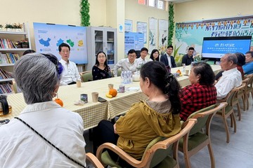 The Secretary for Labour and Welfare, Mr Chris Sun, today (May 28) concluded his three-day visit to Beijing. The Permanent Secretary for Labour and Welfare, Ms Alice Lau; the Director of Social Welfare, Mr Edward To; and the Commissioner for Labour, Mr Sam Hui, also joined the visit. Photo shows Mr Sun (third left), Ms Lau (second left), Mr To (first left), and Mr Hui (fourth left) exchanging views with elderly users on issues including elderly services to learn about their daily lives, after inspecting a local community elderly care service station yesterday (May 27).