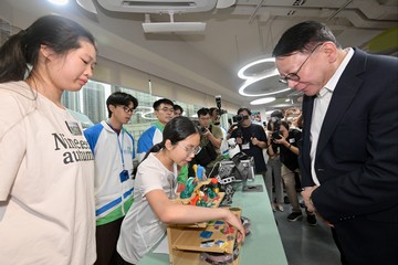 政务司司长陈国基今日（六月八日）出席荃湾西社区客厅开幕典礼。图示陈国基（右一）参观社区客厅设施，并与用户交流。
