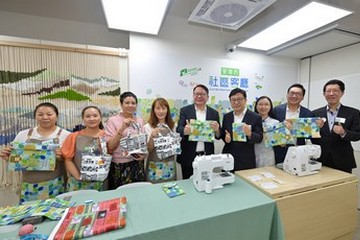 政务司司长陈国基今日（六月八日）出席荃湾西社区客厅开幕典礼。图示陈国基（中）参观社区客厅设施，并与用户交流。 
