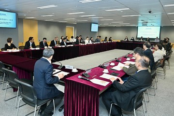 政務司司長陳國基(左六)今日(六月十一日)主持第六屆扶貧委員會第七次會議。