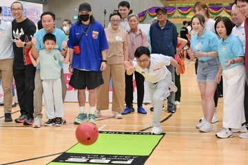 The Secretary for Labour and Welfare, Mr Chris Sun, and the Acting Secretary for Education, Dr Sze Chun-fai, joined the public for sports and recreation programmes at Choi Wing Road Sports Centre in Kwun Tong this afternoon (August 2) as part of the Sport For All Day 2026 organised by the Leisure and Cultural Services Department. Photo shows Mr Sun (centre) taking part in bowling participation activities.