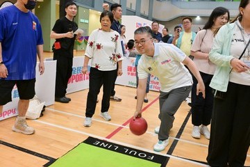 The Secretary for Labour and Welfare, Mr Chris Sun, and the Acting Secretary for Education, Dr Sze Chun-fai, joined the public for sports and recreation programmes at Choi Wing Road Sports Centre in Kwun Tong this afternoon (August 2) as part of the Sport For All Day 2026 organised by the Leisure and Cultural Services Department. Photo shows Dr Sze (third right) taking part in bowling participation activities.