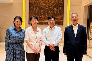 The Secretary for Labour and Welfare, Mr Chris Sun, concluded his visit to Guizhou today (August 5). Photo shows Mr Sun (second right) and the Director of the Hong Kong Economic and Trade Office in Chengdu, Miss Amy Yeung (first left), last night (August 4) after a dinner gathering with the Director of the Hong Kong and Macao Affairs Office of the People