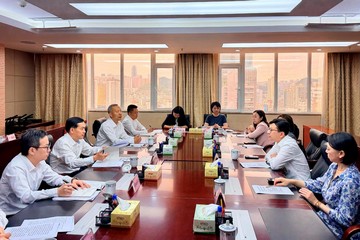 The Secretary for Labour and Welfare, Mr Chris Sun, concluded his visit to Guizhou today (August 5). Photo shows Mr Sun (second right) meeting with the Director-General of the Department of Human Resources and Social Security of Guizhou Province, Mr Zheng Guoning (third left), today. They held discussions covering labour and talent policies between the two places.