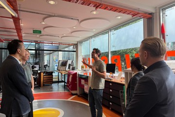 A Hong Kong Talent Engage (HKTE) delegation visited Unleash Space, Centre for Innovation and Entrepreneurship, at the University of Auckland in New Zealand on July 31. Photo shows a representative of the centre leading the Director of HKTE, Mr Felix Chan (first left), and members of the delegation on a guided tour.