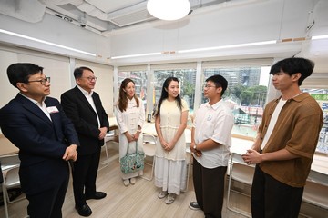 政务司司长陈国基今日（八月二十日）出席佐敦社区客厅开幕典礼。图示（左一起）劳工及福利局局长孙玉菡、陈国基和黄廷方慈善基金董事及信和集团慈善事务董事黄敏华参观社区客厅设施，并与用户交流。