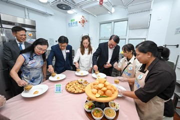 政务司司长陈国基今日（八月二十日）出席佐敦社区客厅开幕典礼。图示（右三起）陈国基、黄廷方慈善基金董事及信和集团慈善事务董事黄敏华、劳工及福利局局长孙玉菡和劳工及福利局常任秘书长刘焱参观社区客厅设施，并与用户交流。