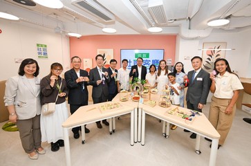 政务司司长陈国基今日（八月二十日）出席佐敦社区客厅开幕典礼。图示陈国基（中）、黄廷方慈善基金董事及信和集团慈善事务董事黄敏华（右五）、劳工及福利局局长孙玉菡（左五）、劳工及福利局常任秘书长刘焱（右三）、社会福利署署长杜永恒（左四）和其他嘉宾参观社区客厅设施，并与用户交流。