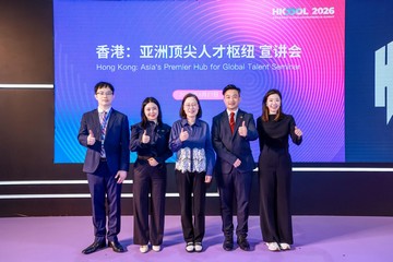 香港人才服務辦公室總監陳海勁率領代表團八月二十六至二十九日前往北京，參與HICOOL 2026全球創業者峰會。圖示峰會一節研討會講者（左起）中國智慧能源集團控股有限公司主席陳夏軒、香港特別行政區政府駐北京辦事處招商引才／投資推廣副總監趙孟岩、粵港澳大灣區發展辦公室署理副專員李矜持、香港品質保證局人力資本發展主管馮偉邦和香港金融科技協會董事袁淇欣合照。