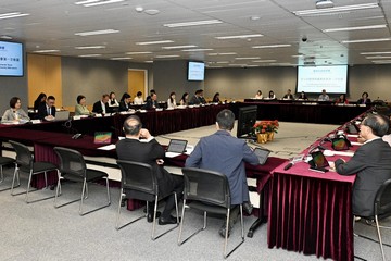 政務司司長陳國基(左六)今日(九月二日)主持第七屆精準扶貧委員會第一次會議。
