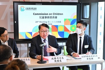 政務司司長陳國基今日（九月三日）主持兒童事務委員會第28次會議，並率領委員參觀位於筲箕灣的賽馬會箕寓。圖示陳國基（中）主持會議。