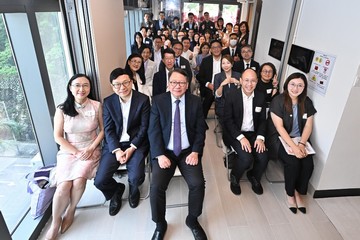 政務司司長陳國基今日（九月三日）主持兒童事務委員會第28次會議，並率領委員參觀位於筲箕灣的賽馬會箕寓。圖示陳國基（前排中）、勞工及福利局局長孫玉菡（前排左二）、勞工及福利局常任秘書長劉焱（前排左一）、百仁基金理事會會長李文俊博士（前排右二）、善導會副總幹事張玲（前排右一）和百仁基金理事會秘書長羅詠詩（第二排右二）與委員合照。