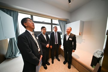 政務司司長陳國基今日（九月三日）主持兒童事務委員會第28次會議，並率領委員參觀位於筲箕灣的賽馬會箕寓。圖示陳國基（右二）、勞工及福利局局長孫玉菡（左二）及社會福利署署長杜永恒（左一）參觀箕寓的青年住宿房間。