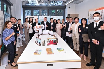 政務司司長陳國基今日（九月三日）主持兒童事務委員會第28次會議，並率領委員參觀位於筲箕灣的賽馬會箕寓。圖示陳國基（左八）、勞工及福利局局長孫玉菡（右九）、勞工及福利局常任秘書長劉焱（右七）、百仁基金理事會會長李文俊博士（左七）、善導會副總幹事張玲（右八）和百仁基金理事會秘書長羅詠詩（右六）參觀箕寓後合照。