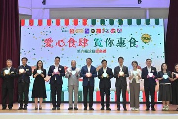 政務司司長陳國基今日(九月八日)出席「愛心食肆 賞你惠食」第六輪活動啟動禮。圖示(左五起)立法會議員梁進、行政會議成員張宇人、陳國基、勞工及福利局局長孫玉菡、社會福利署署長杜永恒,以及其他嘉賓在活動合照。