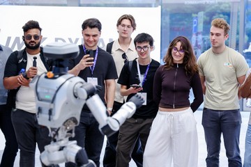 Hong Kong Talent Engage arranged a delegation of global innovation and technology (I&T) talent to visit Hong Kong, Qianhai in Shenzhen, and Nansha in Guangzhou from September 7 to 11 to learn about the I&T ecosystem, industry support and opportunities in the three places. Photo shows the delegation learning about robotics technology at the Qianhai Shenzhen-Hong Kong Modern Service Industry Cooperation Zone.