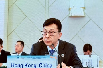 The Secretary for Labour and Welfare, Mr Chris Sun, attended the 8th Asia-Pacific Economic Cooperation Human Resources Development Ministerial Meeting in Nanjing today (September 21). Photo shows Mr Sun speaking at a plenary session themed "Promoting High-quality and Full Employment and Employment-Friendly Economic Development" this morning.