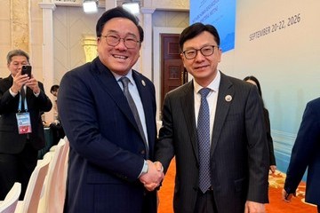 The Secretary for Labour and Welfare, Mr Chris Sun, attended the 8th Asia-Pacific Economic Cooperation (APEC) Human Resources Development Ministerial Meeting (HRDMM) in Nanjing today (September 21). Photo shows Mr Sun (right) and the Minister of Labour of Thailand, Mr Julapun Amornvivat (left), before the APEC HRDMM today.