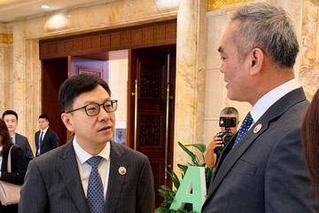 The Secretary for Labour and Welfare, Mr Chris Sun, attended the 8th Asia-Pacific Economic Cooperation (APEC) Human Resources Development Ministerial Meeting (HRDMM) in Nanjing today (September 21). Photo shows Mr Sun (left) in a conversation with the Minister of Home Affairs of Brunei, Mr Ahmaddin Abdul Rahman (right), before the APEC HRDMM today.