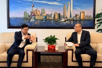The Secretary for Labour and Welfare, Mr Chris Sun, concluded his visit to Shanghai today (September 23). Photo shows Mr Sun (left) meeting with Deputy Director of the Shanghai Municipal Commission of Commerce Mr Chen Hao (right) yesterday (September 22).