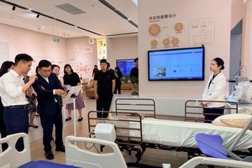 The Secretary for Labour and Welfare, Mr Chris Sun, concluded his visit to Shanghai today (September 23). Photo shows Mr Sun (second left) listening to a staff member explaining the operation of an electric nursing bed while touring the exhibition area of an industrial park for gerontech in Shanghai.