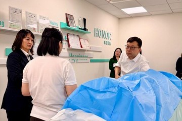 The Secretary for Labour and Welfare, Mr Chris Sun, concluded his visit to Shanghai today (September 23). Photo shows Mr Sun (first right) experiencing the cleaning effect of a nano bath capsule while touring the exhibition area of an industrial park for gerontech in Shanghai.