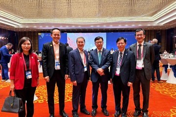 The Secretary for Labour and Welfare, Mr Chris Sun, concluded his visit to Shanghai today (September 23). Photo shows Mr Sun (third right) and the Executive Director of the Vocational Training Council, Mr Donald Tong (second right), with other guests at the welcome reception of the Worldskills Shanghai 2026 yesterday (September 22).