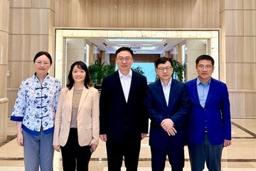 The Secretary for Labour and Welfare, Mr Chris Sun, concluded his visit to Shanghai today (September 23). Photo shows Mr Sun (second right) and Deputy Director of the Shanghai Municipal Commission of Science and Technology Mr Jiang Ge (centre) after a meeting, accompanied by the Director of the Hong Kong Economic and Trade Office in Shanghai of the Hong Kong Special Administrative Region, Ms Veronica Wong (second left), today.