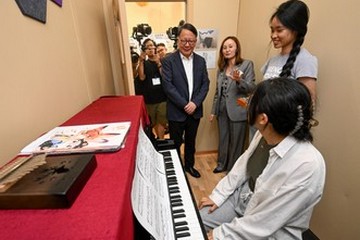 The Chief Secretary for Administration, Mr Chan Kwok-ki, today (September 29) attended the Kwai Chung Community Living Room Opening Ceremony. Photo shows Mr Chan (first left) visiting facilities of the Community Living Room and interacting with users.