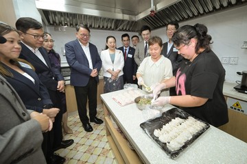 The Chief Secretary for Administration, Mr Chan Kwok-ki, today (September 29) attended the Kwai Chung Community Living Room Opening Ceremony. Photo shows (from second left) the Secretary for Labour and Welfare, Mr Chris Sun; the Permanent Secretary for Labour and Welfare, Ms Alice Lau; Mr Chan; Deputy Director of the Liaison Office of the Central People