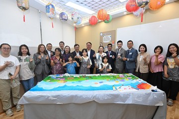 The Chief Secretary for Administration, Mr Chan Kwok-ki, today (September 29) attended the Kwai Chung Community Living Room Opening Ceremony. Photo shows (from back row, first left) Director of the New Territories Association of Societies (Community Services) Foundation Mr Chan Yung; the Director of Social Welfare, Mr Edward To; the Permanent Secretary for Labour and Welfare, Ms Alice Lau; the Secretary for Labour and Welfare, Mr Chris Sun; Mr Chan; Deputy Director of the Liaison Office of the Central People
