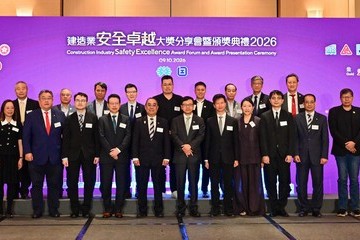 勞工處和職業安全健康局今日（十月九日）合辦「建造業安全卓越大獎2026」分享會暨頒獎典禮。圖示勞工及福利局局長孫玉菡（第一排中）、職業安全健康局主席蒙德揚博士（第一排左五）、勞工處處長許澤森（第一排右五）和其他嘉賓在典禮合照。