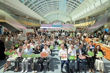 勞工及福利局局長孫玉菡今日（十月十日）為「齊賀國慶77周年．2026精神健康月啟動禮暨社區體驗日」主禮。圖示孫玉菡（第一排左五）與出席者合照。