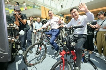 勞工及福利局局長孫玉菡今日（十月十日）為「齊賀國慶77周年．2026精神健康月啟動禮暨社區體驗日」主禮。圖示孫玉菡（前排右）與精神健康諮詢委員會主席林正財醫生（前排左）參與動感單車挑戰。