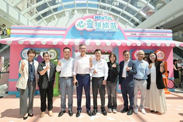 勞工及福利局局長孫玉菡今日（十月十日）為「齊賀國慶77周年．2026精神健康月啟動禮暨社區體驗日」主禮。圖示孫玉菡（中）與一眾嘉賓參觀向公眾傳遞精神健康正面信息的精神健康諮詢委員會「陪我講Shall We Talk」活動攤位。