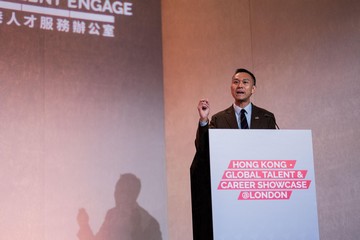 香港人才服務辦公室（人才辦）於十月十七至十八日（倫敦時間）在倫敦舉辦「香港．全球人才機遇展」（機遇展），向當地國際人才介紹香港和內地的職業發展前景，吸引他們前來發展。圖示人才辦總監陳海勁在機遇展介紹香港的獨特優勢和發展機會。