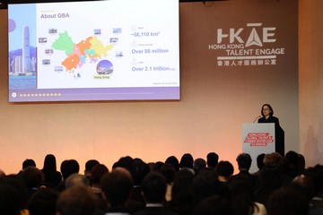 香港人才服務辦公室於十月十七至十八日（倫敦時間）在倫敦舉辦「香港．全球人才機遇展」，向當地國際人才介紹香港和內地的職業發展前景，吸引他們前來發展。圖示粵港澳大灣區發展專員林雅雯發表專題演講。