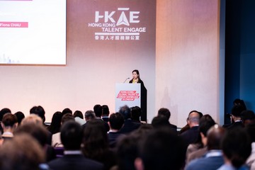 香港人才服務辦公室於十月十七至十八日（倫敦時間）在倫敦舉辦「香港．全球人才機遇展」，向當地國際人才介紹香港和內地的職業發展前景，吸引他們前來發展。圖示香港駐倫敦經濟貿易辦事處處長周雪梅在論壇上致辭。