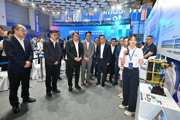 政務司司長陳國基今日（十月二十五日）出席在東莞舉行的第四屆粵港澳大灣區人才高質量發展大會暨第三屆粵港澳大灣區博士博士後創新創業大賽開幕儀式。圖示陳國基（左三）在勞工及福利局局長孫玉菡（左六）陪同下參觀展覽，並聽取人員介紹。
